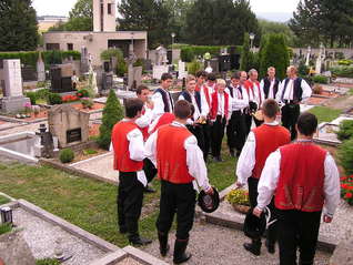 14.7.2012 Markétské hody-sobota, první zastavení na hřbitově