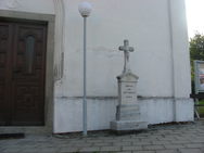 3.kříž u kostela.jpg