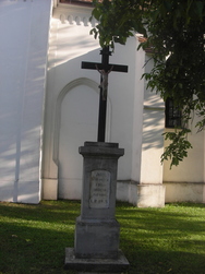 4. kříž u kostela.jpg